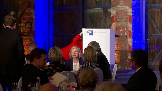 Video: Stop shaking when receiving guests, the German Chancellor almost fell again when stepping on the podium - 1