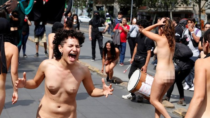 Các nhà hoạt động trút bỏ sạch quần áo biểu tình chống lại bạo lực nhắm vào phụ nữ.