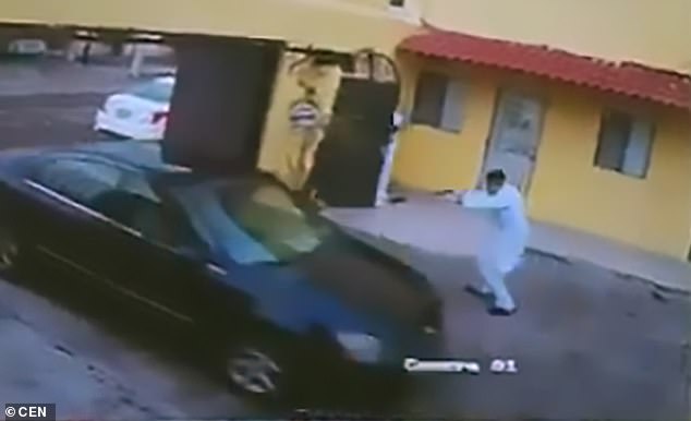 Video: Two assassins in disguise shot dead Mexican civil servants as soon as they left home - 1