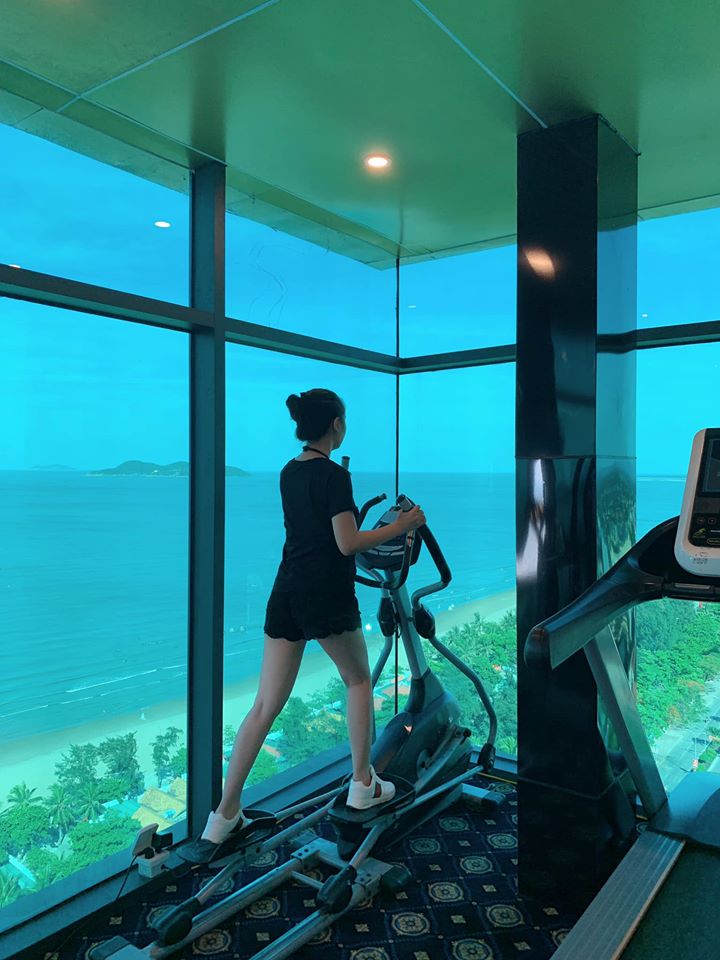 Dù đi du lịch, Thùy Phương cũng tranh thủ tới phòng gym của khách sạn tập những bài tập nặng như chạy bộ, nâng tạ... và người đồng hành cùng cô không thể thiếu, đội trưởng Quế Ngọc Hải.
