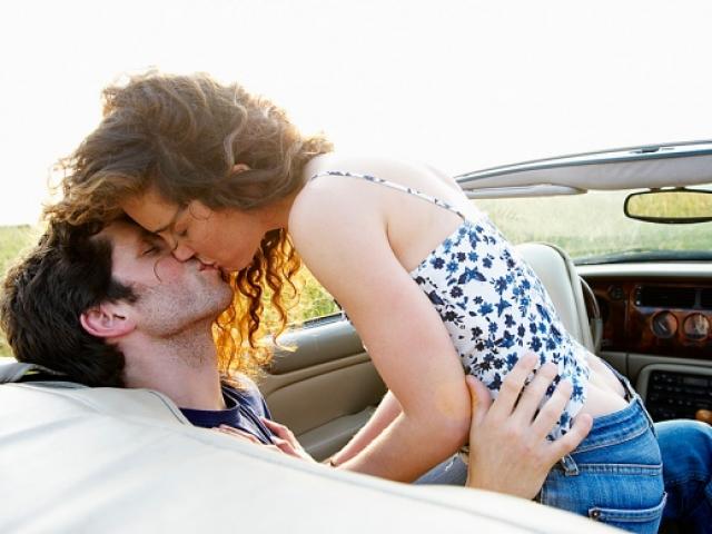 Bạn trẻ - Cuộc sống - Nhắc nhở cặp đôi "yêu" nhau trên xe, người phụ nữ phát hiện sự thật đau lòng