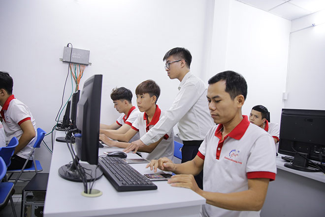 Các học viên trong một buổi học phần mềm