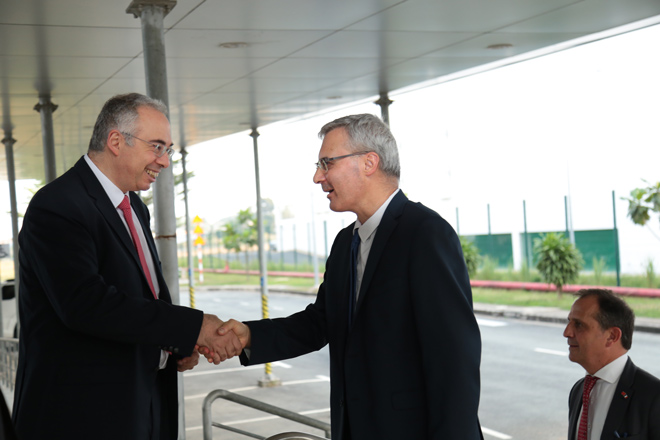 Ông Haissam Chraiteh - Tổng giám đốc Sanofi Đông Dương chào đón Tân Đại Sứ Quán Pháp – ông Nicolas Warnery. Ông Warnery thể hiện sự vui mừng trước sự phát triển của Sanofi – tập đoàn dược phẩm hàng đầu của Pháp tại Việt Nam, đồng thời đánh giá cao sự đóng góp của Sanofi trong việc thúc đẩy quan hệ kinh tế Việt – Pháp.