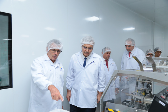Ông Eric Auschitzky – Giám đốc nhà máy Sanofi dẫn đầu đoàn tham quan Khu vực sản xuất của Sanofi. Có vốn đầu tư 75 triệu đô la Mỹ, Nhà máy đạt chuẩn TGA – GMP đặt tại SHTP là dự án có vốn đầu tư lớn nhất của Sanofi tại Việt Nam và trong khu vực Châu Á. Nhà máy hiện đang sản xuất dược phẩm và các sản phẩm chăm sóc cá nhân cho Việt Nam và cả các thị trường Châu Á.