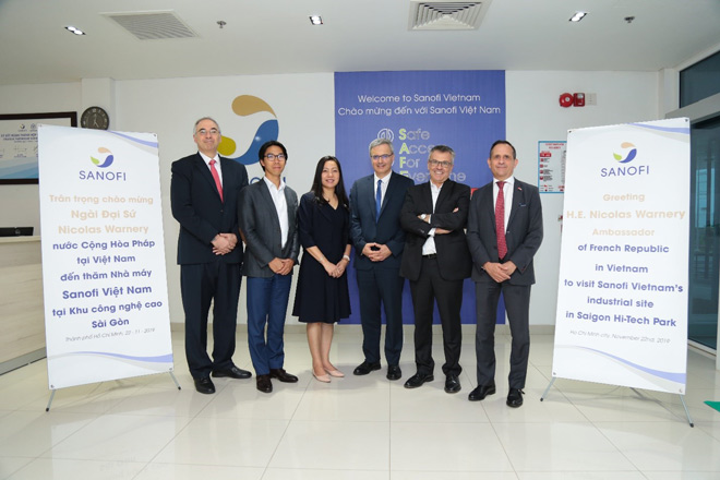 Đoàn công tác của Đại sứ quán Pháp chụp ảnh lưu niệm cùng lãnh đạo Sanofi Việt Nam, đánh dấu chuyến thăm và làm việc với nhiều kết quả tốt đẹp. Kết thúc chuyến thăm và làm việc, ông Nicolas Warnery bày tỏ kỳ vọng các dự án mới của Sanofi sẽ gặt hái được nhiều thành công và tiếp tục đóng góp cho hành trình chăm sóc sức khỏe của người dân Việt Nam.