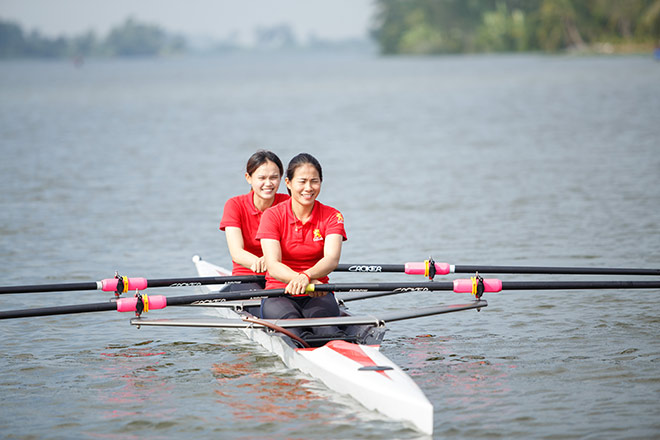 VĐV Lê Thị Hiền và Hồ Thị Lý tập luyện tại CLB Đua thuyền Hải Phòng, chuẩn bị cho SEA Games 30.