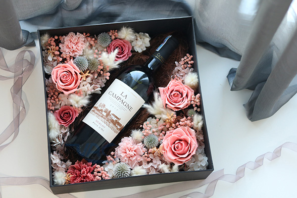 Chai rượu vang La Champagne trở nên sang trọng, tinh tế hơn khi được đặt trong hộp quà màu đen kết hợp với hoa bất tử - loại hoa có thể giữ tươi được từ 2-3 năm, món quà phù hợp cho giới nữ