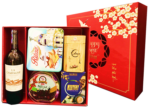 Hộp quà Tết lấy rượu vang La Campagne làm chủ đạo, mix kèm, hộp bánh quy cao cấp, hộp kẹo socola, hộp cacao và hộp trà ô long