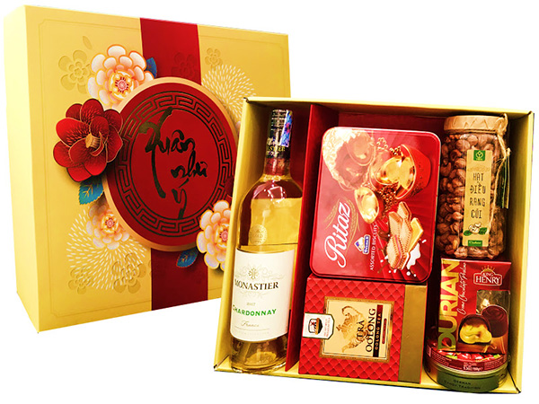 Hộp quà lấy chai rượu vang Monastier màu vàng làm chủ đạo,
đặt trong hộp quà cùng tone màu, mix thêm hộp bánh quy, hộp trà ô long, hộp hạt điều, hộp socola và hộp kẹo cherry sẽ là món quà Tết rất ý nghĩa