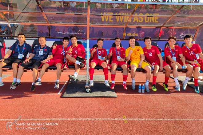 Trong cabin kỹ thuật, các cầu thủ rất vui vẻ, dự cảm về một chiến thắng đậm của U22 Việt Nam trước Lào