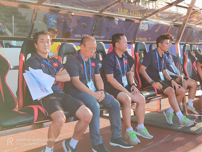 HLV Park Hang-seo ít nói, nghiêm nghị và thỉnh thoảng nghĩ ngợi khá nhiều trước khi bóng lăn