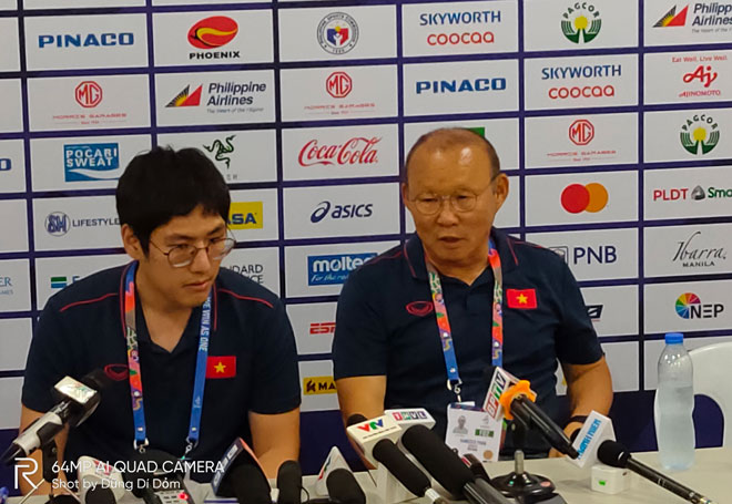 Nụ cười xuất hiện khi nhà cầm quân người Hàn Quốc trả lời họp báo sau trận đấu, với chiến thắng đậm 6-1 sau 90 phút so tài