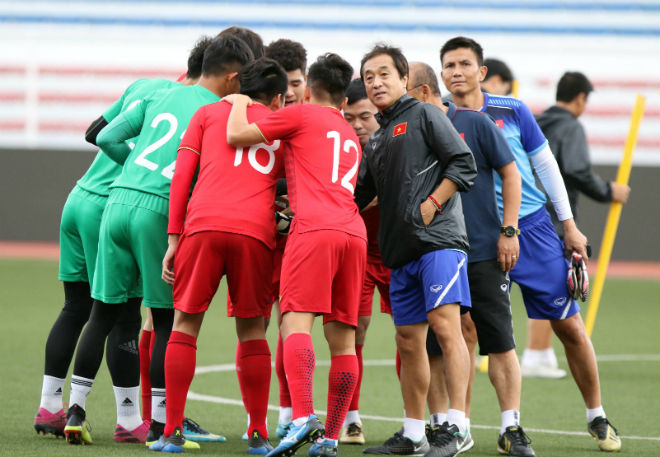 Sáng 29/11, chỉ có 7 cầu thủ U22 Việt Nam ra sân tập nhưng HLV Park Hang Seo cùng các học trò vẫn thể hiện quyết tâm rất cao trước khi buổi tập bắt đầu.