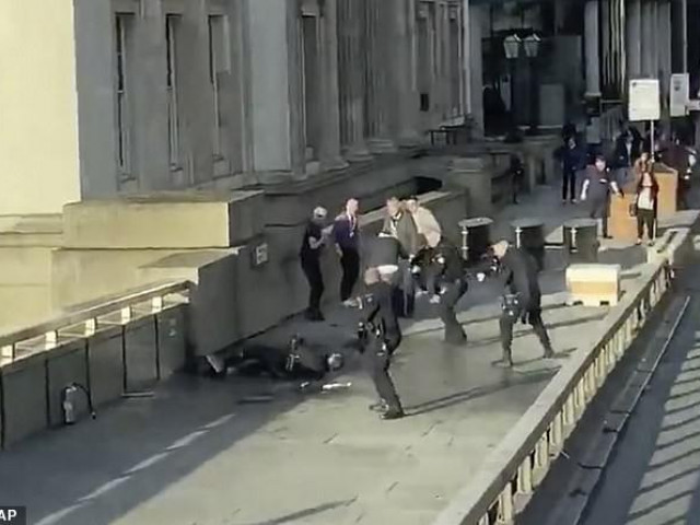 Thế giới - Khủng bố đâm dao gần cầu London, nhiều người thương vong