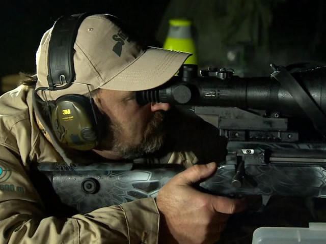 Thế giới - Xem thiện xạ Nga 'bách phát bách trúng' giữa đêm đen như mực