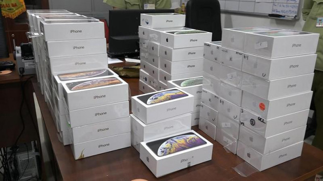 Tháng 4-2019 , lực lượng chức năng TP.HCM bắt lô hàng Iphone, Ipad lậu trị giá hơn 4 tỉ đồng .