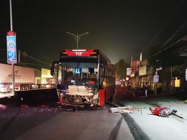 Tin tức trong ngày - Xe máy "kẹp 3" va chạm xe khách, 1 người chết, 2 người nguy kịch