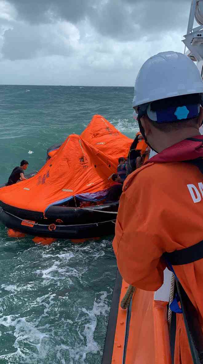 10 thuyền viên tàu Toàn Phát 68 được cứu sống.