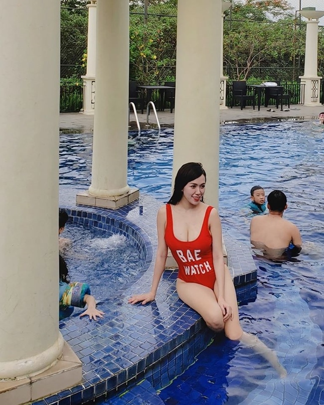 Ngoài việc làm diễn viên, MC, người mẫu ảnh, Mai Thỏ hiện đang làm trưởng ban đối ngoại – truyền thông cho 1 tập đoàn truyền hình đa phương tiện ở&nbsp;Hà Nội.