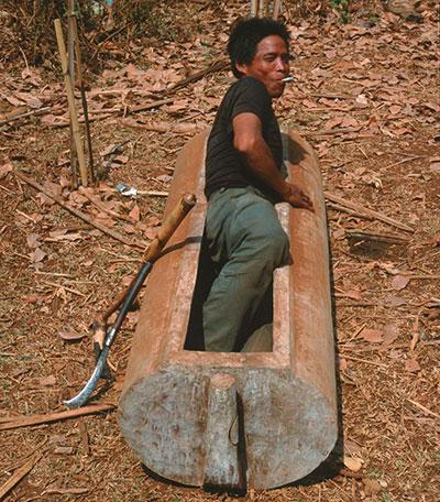 “Người quan tài” đang hì hục đẽo “căn nhà vĩnh hằng” cho mình. Ảnh: Pascale Pinay/Lobo Press.