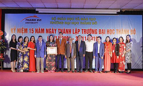 Hiệu trưởng nhà trường đã có quyết định khen cho 5 tập thể và 47 cá nhân được khen thưởng.
