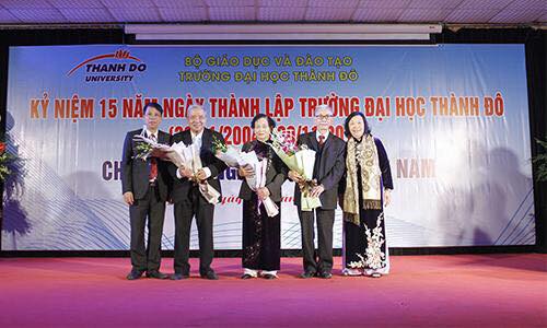 PGS-TS. NGƯT Nguyễn Xuân Hòa (đeo kính) cùng BGH Nhà trường.