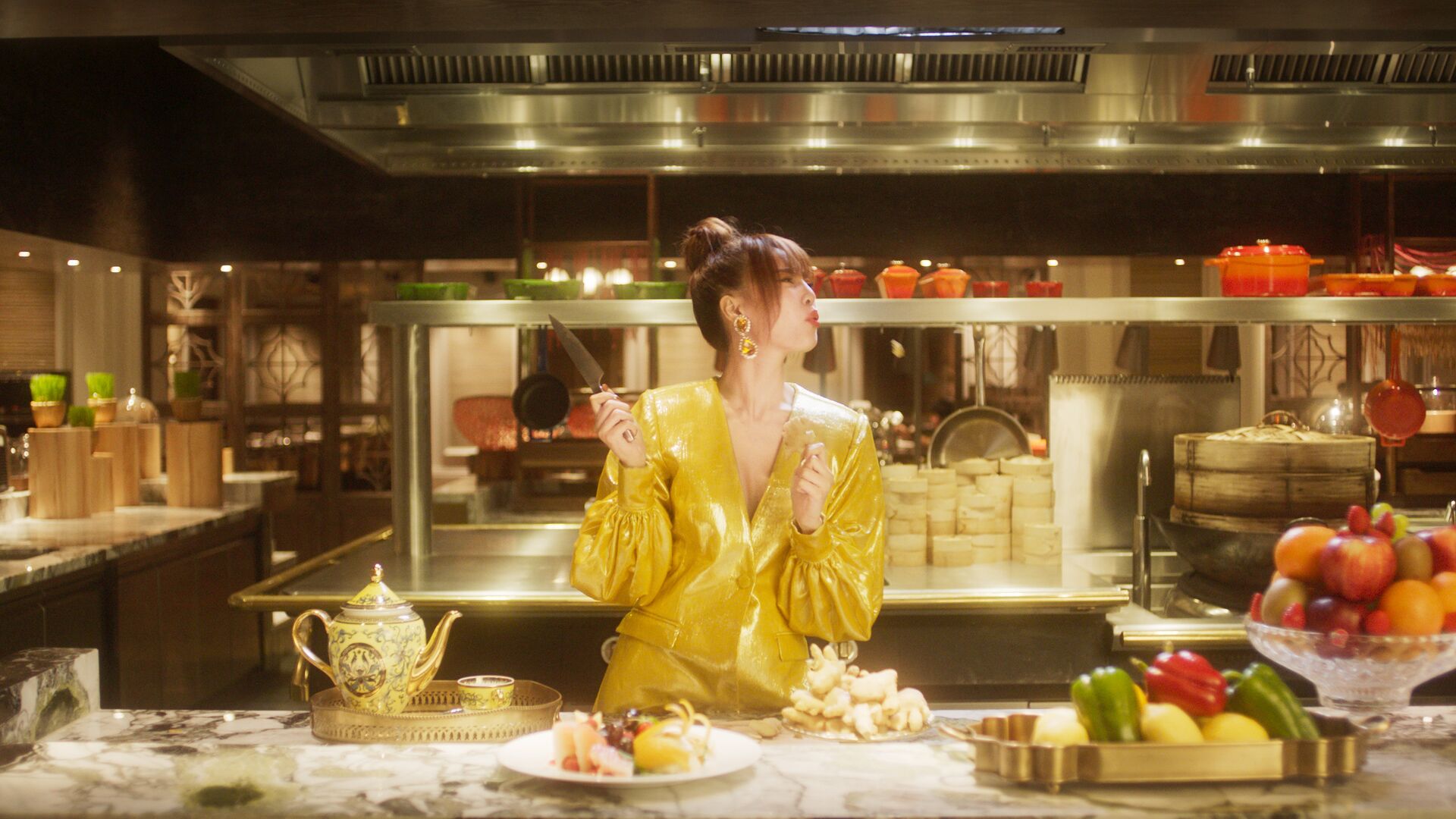 Lan Ngọc xuất hiện trong MV của mình với hình ảnh xinh đẹp, "quý cô sang chảnh".
