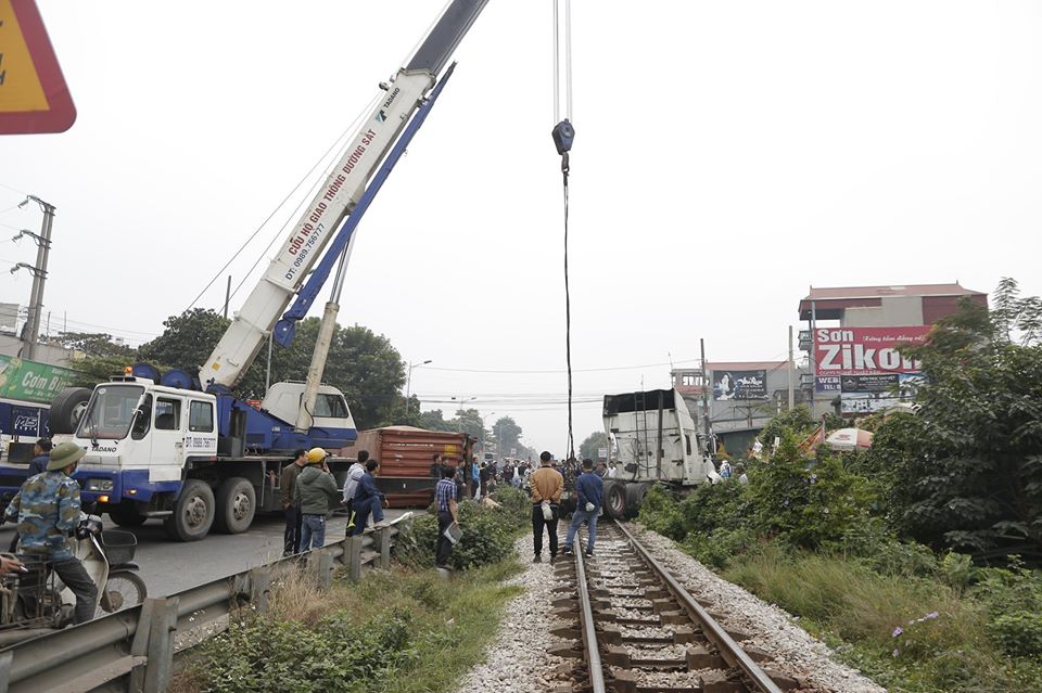 Xe container bị tàu hỏa đâm đứt làm đôi