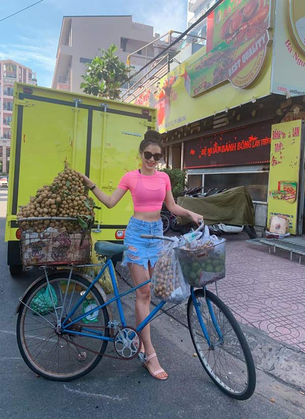 Phương Trinh Jolie thường xuyên mix đồ tập xuống phố.