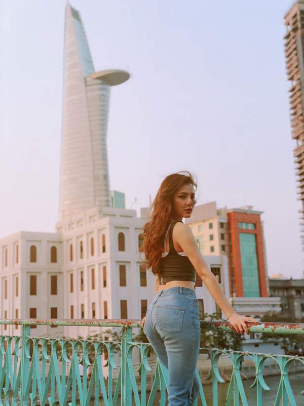 Cô mix sport bra với quần jean tạo ra 1 item mới lạ.