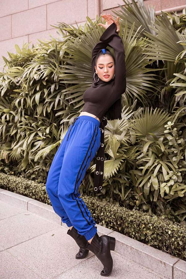 Cô nổi tiếng là người có cá tính và gu thời trang khá độc đáo.