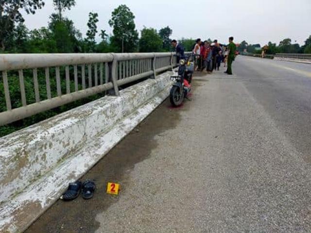 Nữ sinh 16 tuổi nghi để lại thư tuyệt mệnh cùng xe máy điện trên cầu rồi tự tử