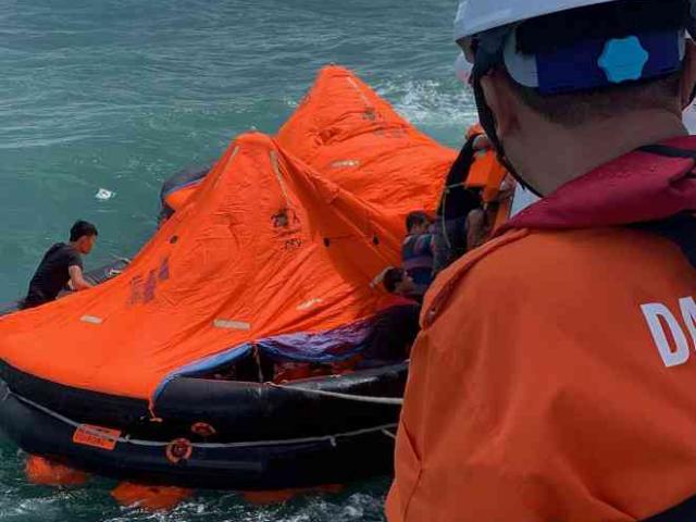 Tin tức trong ngày - Tàu chở 2.950 tấn clinker bị chìm, thuyền trưởng tử vong, 10 người suýt chết