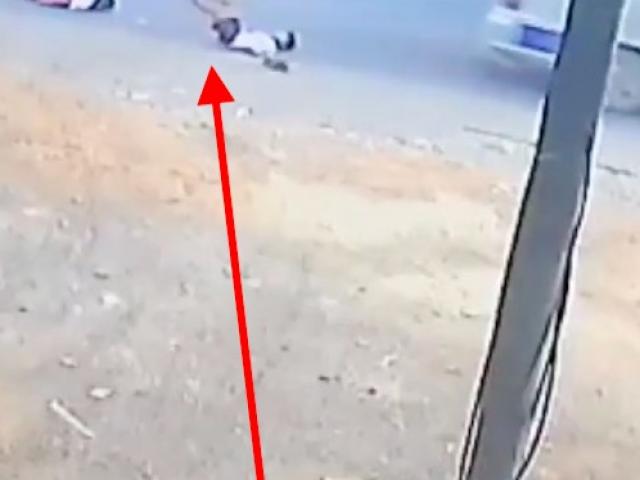 Tin tức trong ngày - Nóng 24h qua: Giật mình với cảnh xe đưa rước bật cửa sau, học sinh rơi xuống quốc lộ