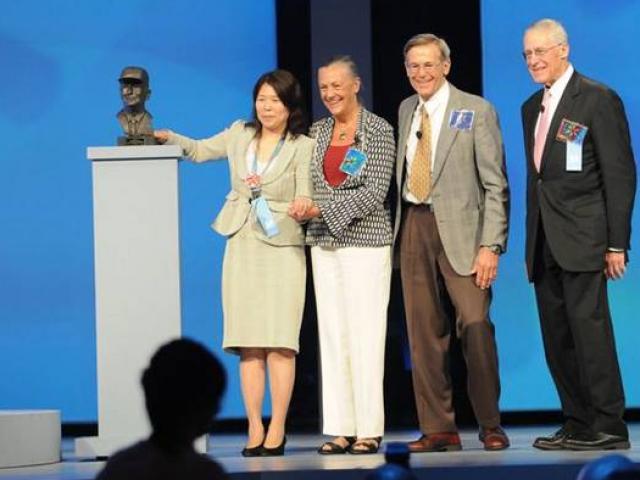 Kinh doanh - Gia đình "kín tiếng" cứ mỗi phút có 1,6 tỷ vào túi, nhà giàu Việt cũng "phát hoảng"