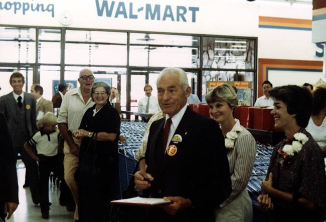 Sự giàu có của gia tộc Walton được khởi đầu từ việc Sam Walton thành lập Walmart năm 1962.