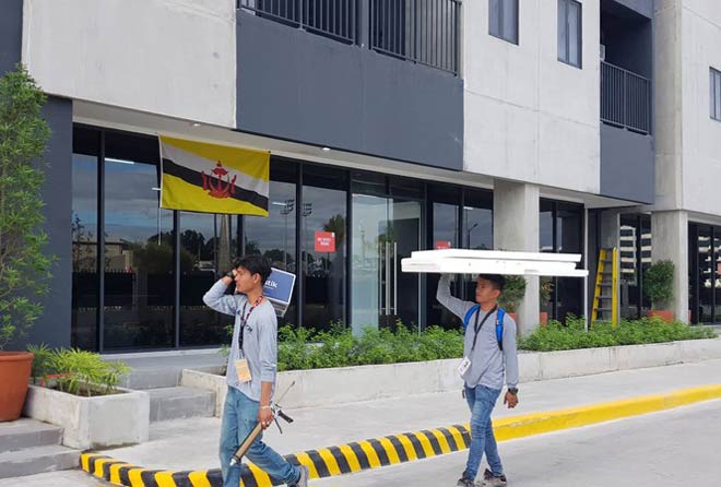 Công nhân tiếp tục công việc trong làng VĐV dù đoàn VĐV các nước đã nhập làng