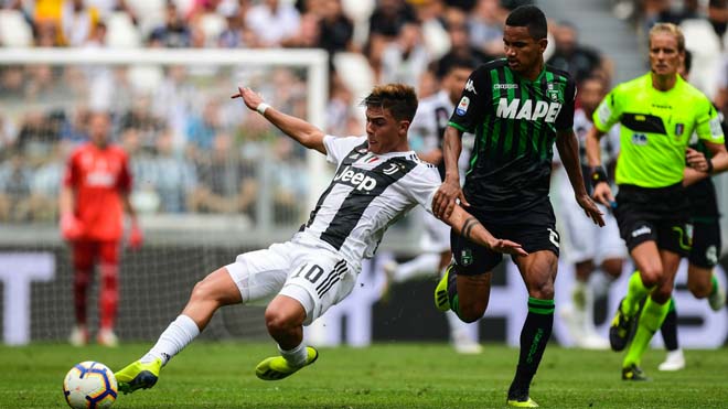 Juventus (áo trắng đen) đang chịu áp lực lớn