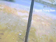 Tin tức trong ngày - Thêm clip &quot;sốc&quot;, xe đưa rước lại “đánh rơi” 2 học sinh xuống đường