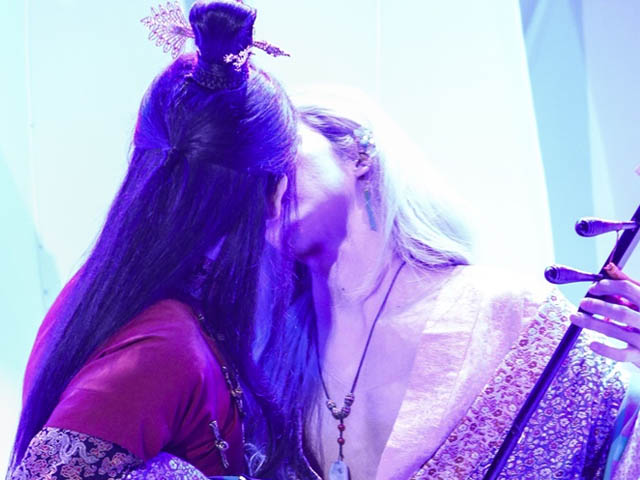 Ca nhạc - MTV - Sao nam gây sốc diễn cảnh yêu đồng giới trước nghìn khán giả