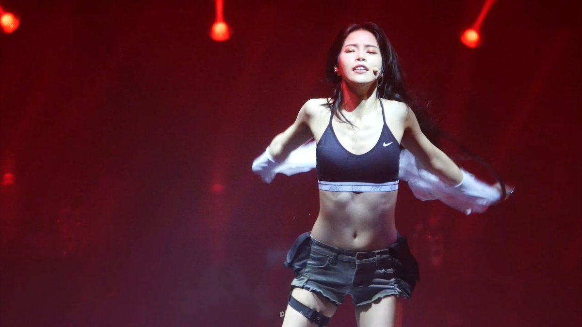 Solar xé áo trước khán giả trong concert của nhóm.