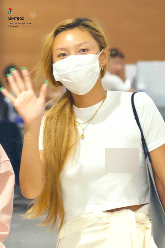 Hwasa công khai thả rông ở sân bay.