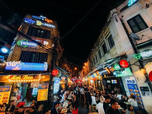 Hà Nội 10 năm trước còn ẩn mình, tĩnh lặng khi về đêm. 10 năm sau, quán xá tấp nập, người qua lại dù đồng hồ đã điểm 12 giờ cho thấy sự náo nhiệt chuyển mình của thủ đô. Nhờ công nghệ hiện đại, những chiếc điện thoại ngày nay đã làm tốt việc ghi lại khoảnh khắc.