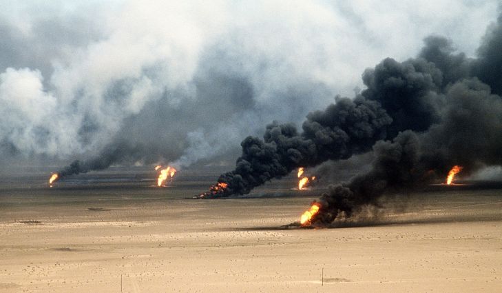 Trước khi rút quân, Iraq đốt cháy hơn 600 giếng dầu của Kuwait.