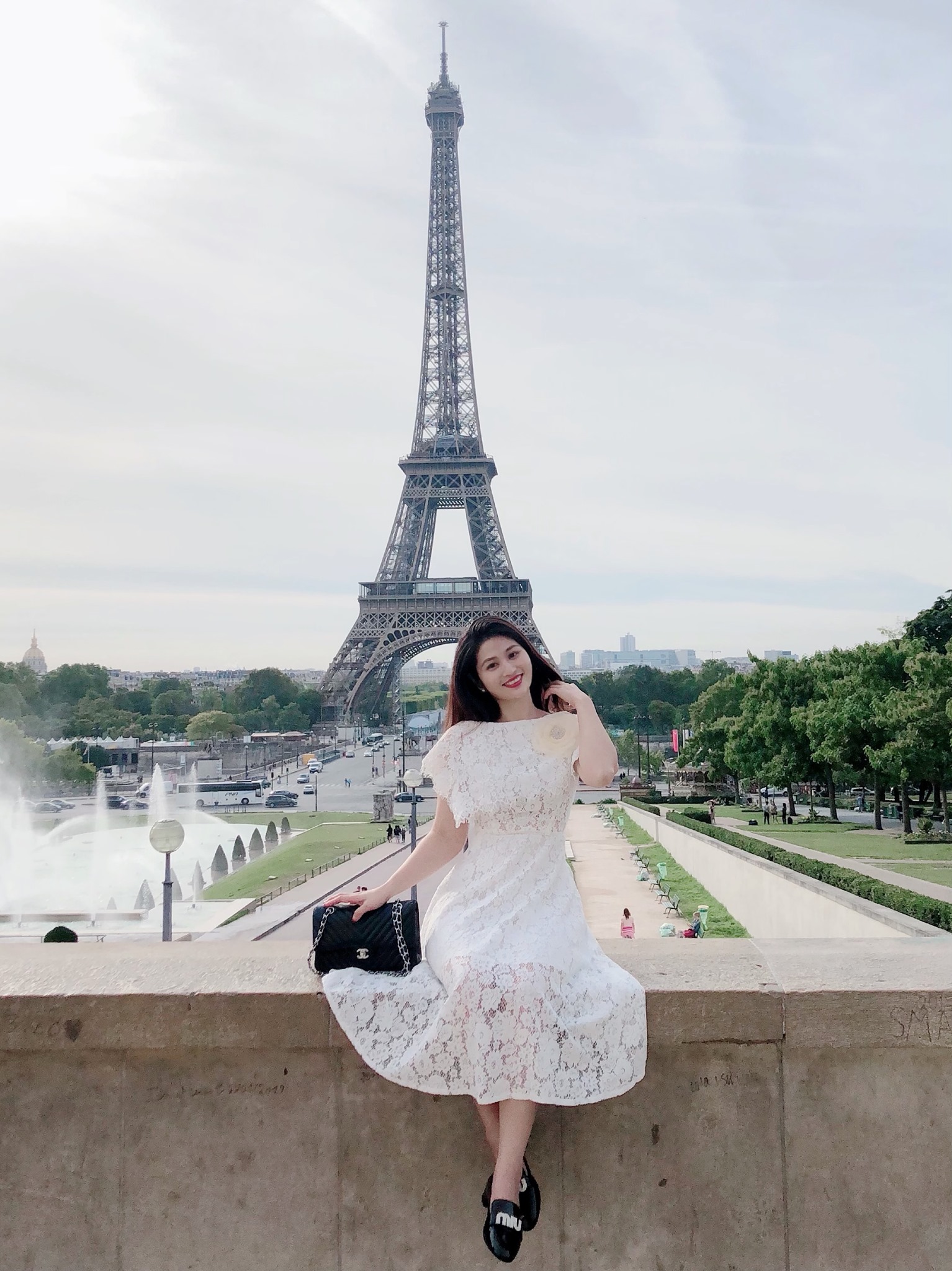 MC Minh Trang nữ tính và thanh lịch trong chiếc váy trắng ren.