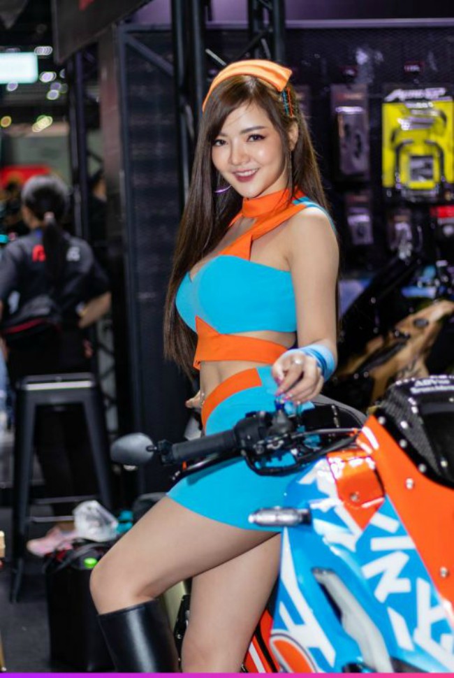 Tông xuyệt tông với dàn áo của xế nổ.