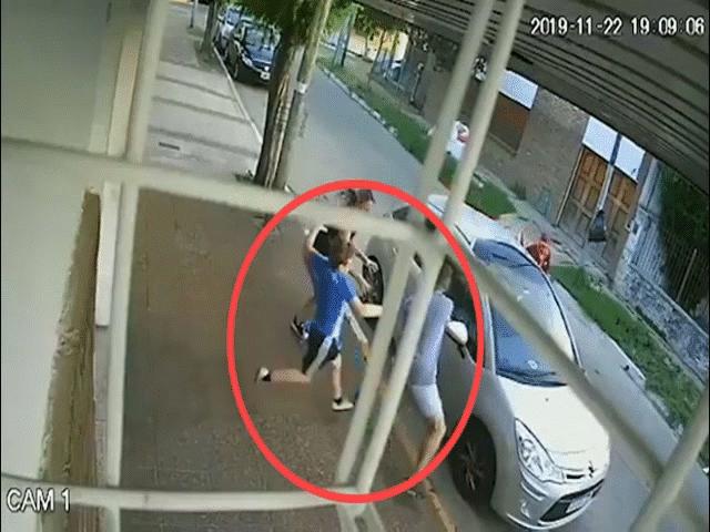 Phi thường - kỳ quặc - Video: Mẹ bị cướp, cậu bé làm điều bất ngờ với kẻ tấn công