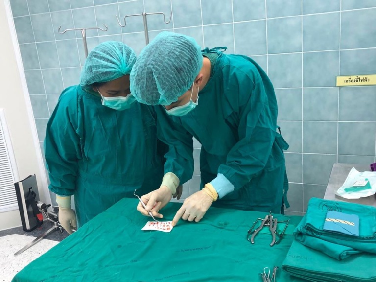 Bé 4 tuổi bị nhổ bỏ hoàn toàn 20 răng sữa vì sâu thối ăn mòn do sai lầm nghiêm trọng của bố mẹ - 2