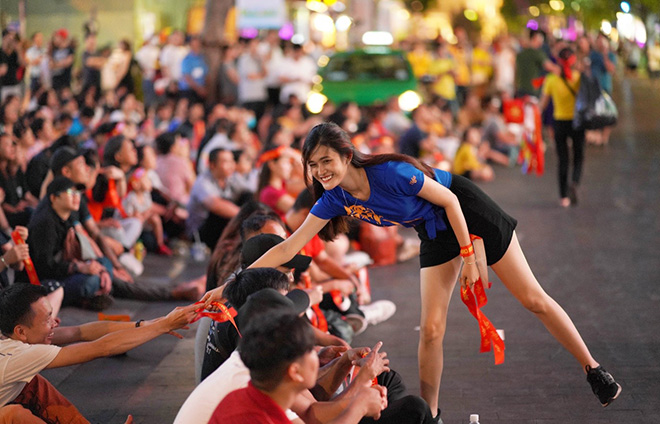 Khu vực Tiger với màn hình hai mặt cực đại, diện tích LED bao phủ lên tới 324 mét vuông cùng những hoạt náo viên trẻ trung, năng động đã tiếp thêm lửa cho trận đấu được đánh giá là đáng xem nhất vòng loại SEA Games 2019.