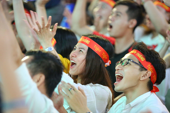 Chưa dừng lại, trong một pha tấn công của U22 Việt Nam mà bóng bật ra đúng vị trí của Hoàng Đức, cầu thủ mang áo số 14 đã thực hiện cú sút xa đẳng cấp khiến thủ thành Nadeo Argawinata “bó tay”, mang tới chiến thắng 2 - 1 hoàn toàn xứng đáng cho U22 Việt Nam.